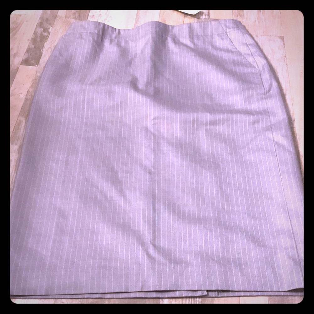 NWT- BANANA REPUBLIC GRAY PINSTRIPE SKIRT- 8